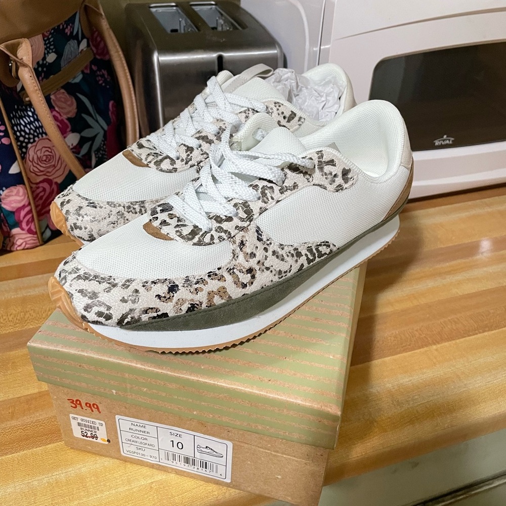 Women’s casual sneakers